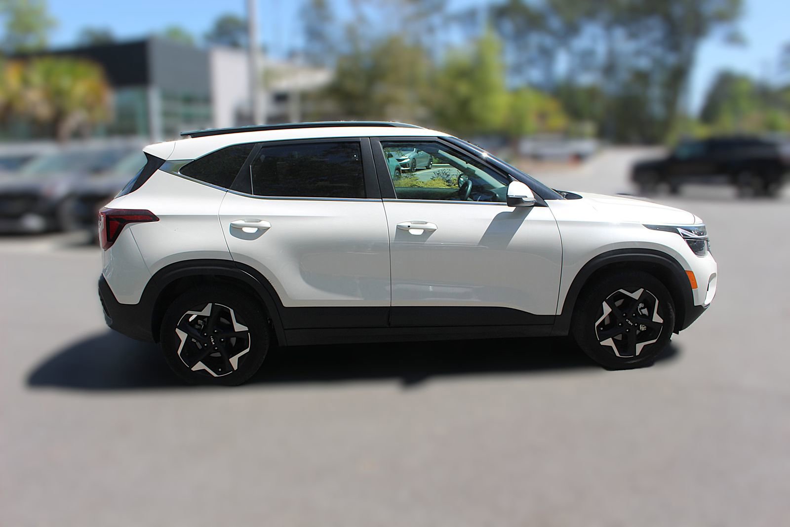 Certified 2025 Kia Seltos EX w/ EX Sunroof Package image 10