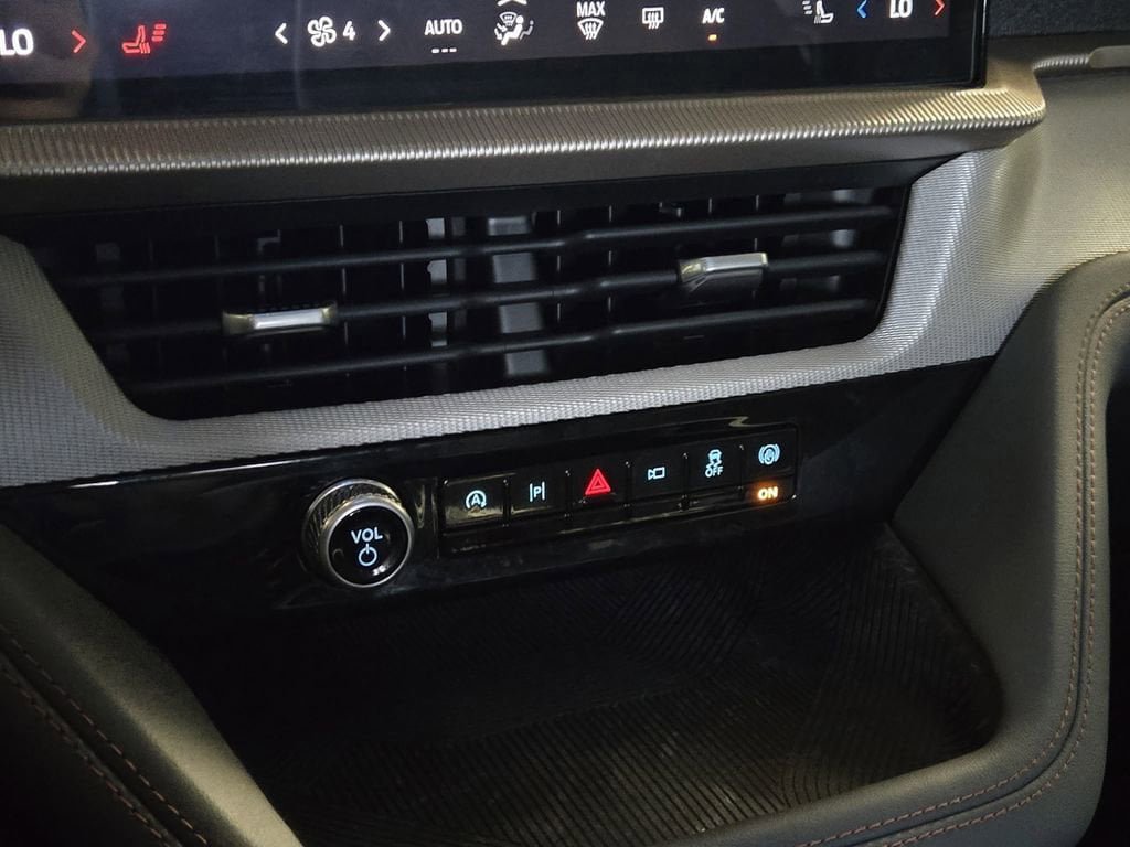 Used 2025 Ford Explorer Active AWD/4WD image 11