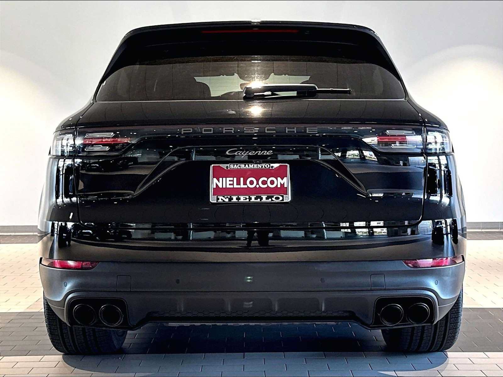 Used 2023 Porsche Cayenne Platinum Edition AWD/4WD image 9