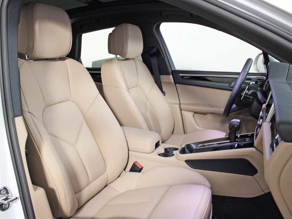 Certified 2026 Porsche Macan AWD/4WD image 38
