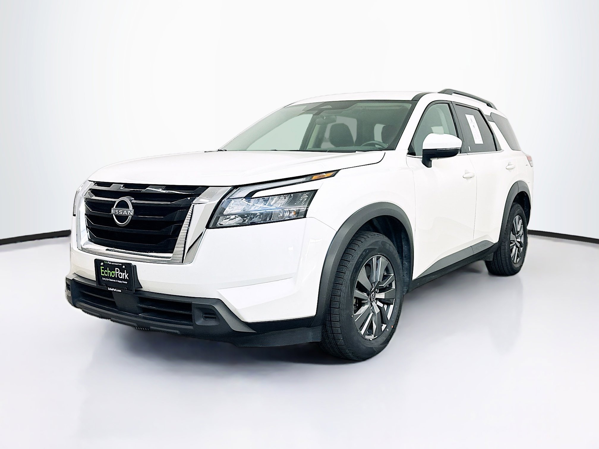 Used 2025 Nissan Pathfinder SV image 3