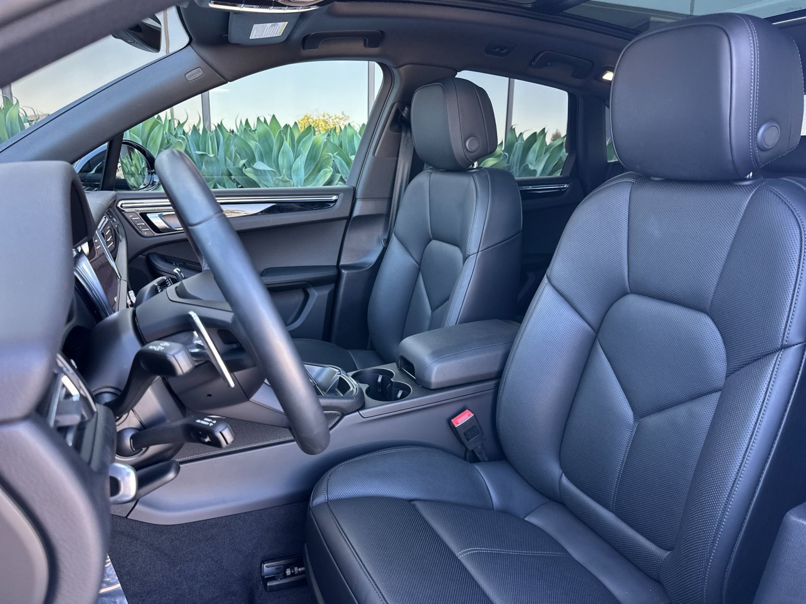 Certified 2026 Porsche Macan AWD/4WD image 6