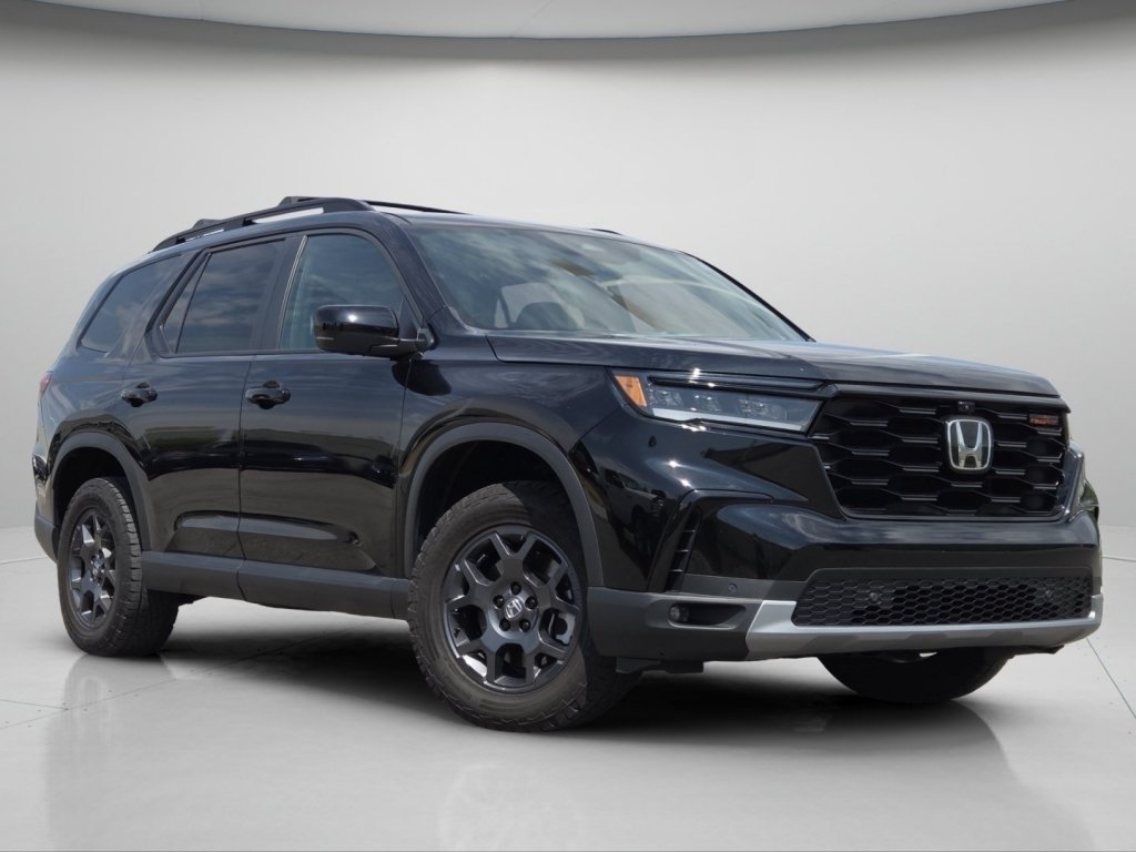 Certified 2025 Honda Pilot TrailSport image 2