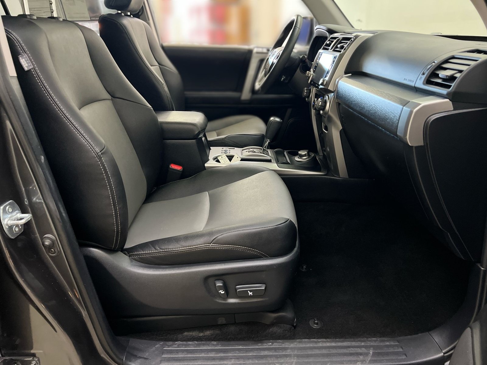 Used 2022 Toyota 4Runner SR5 Premium w/ Moonroof Package AWD/4WD image 26