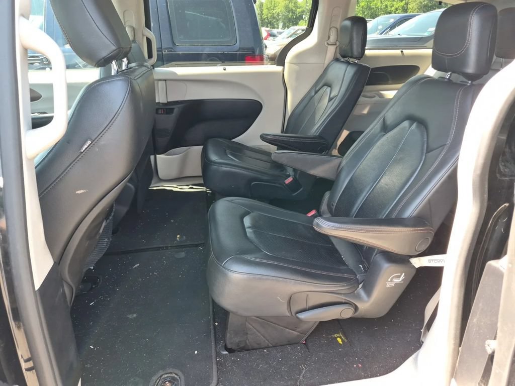 Used 2019 Chrysler Pacifica Touring-L FWD image 11