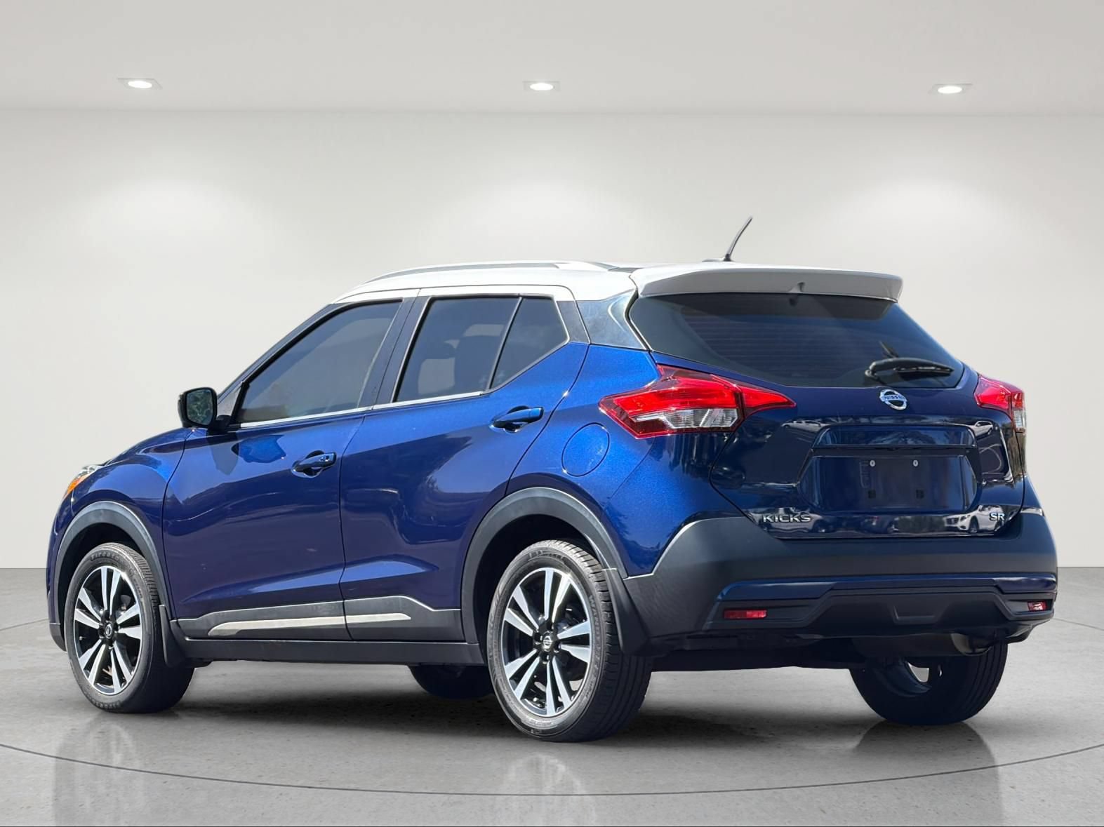 Used 2019 Nissan Kicks SR w/ SR Premium Package FWD image 3