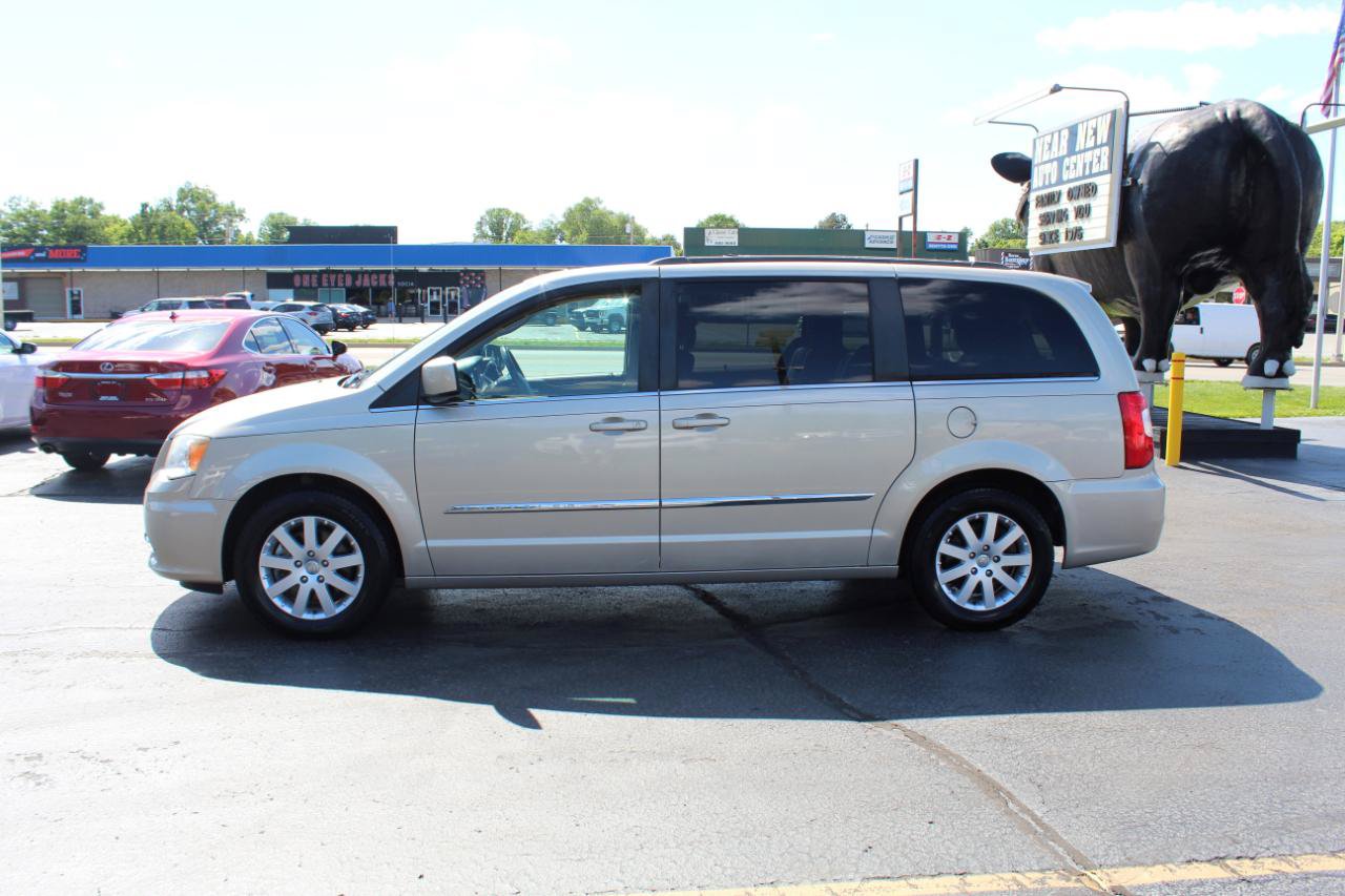 Used 2014 Chrysler Town & Country Touring FWD image 8