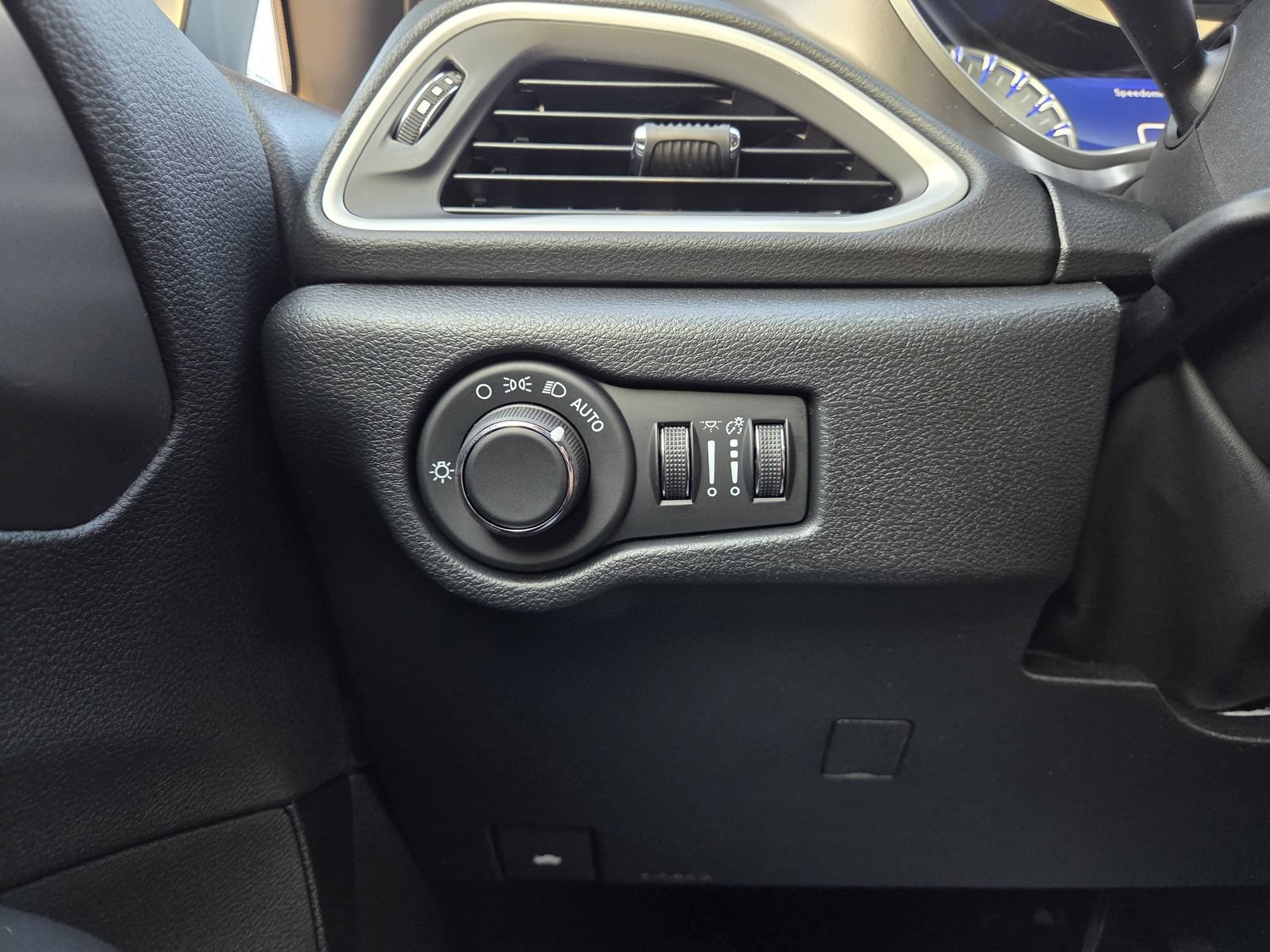New 2026 Chrysler Voyager LX FWD image 32