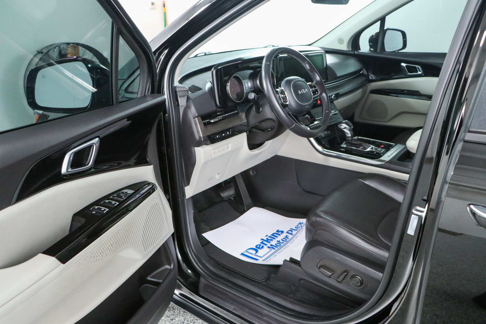 Used 2024 Kia Carnival EX FWD image 3