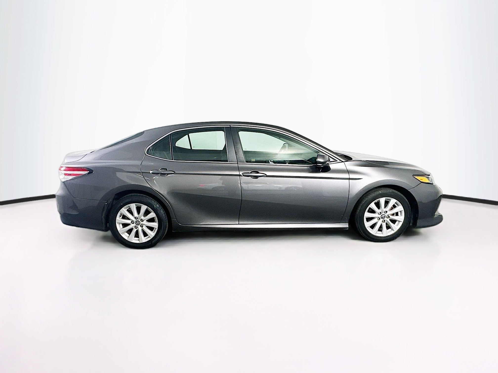 Used 2018 Toyota Camry LE image 10
