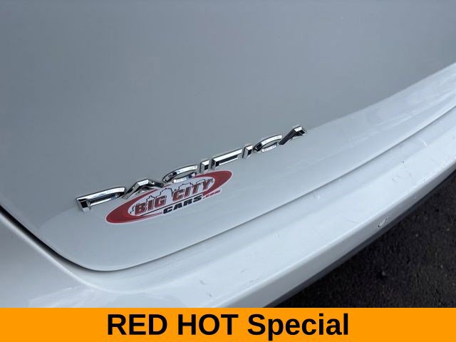 Used 2023 Chrysler Pacifica Touring-L FWD image 44