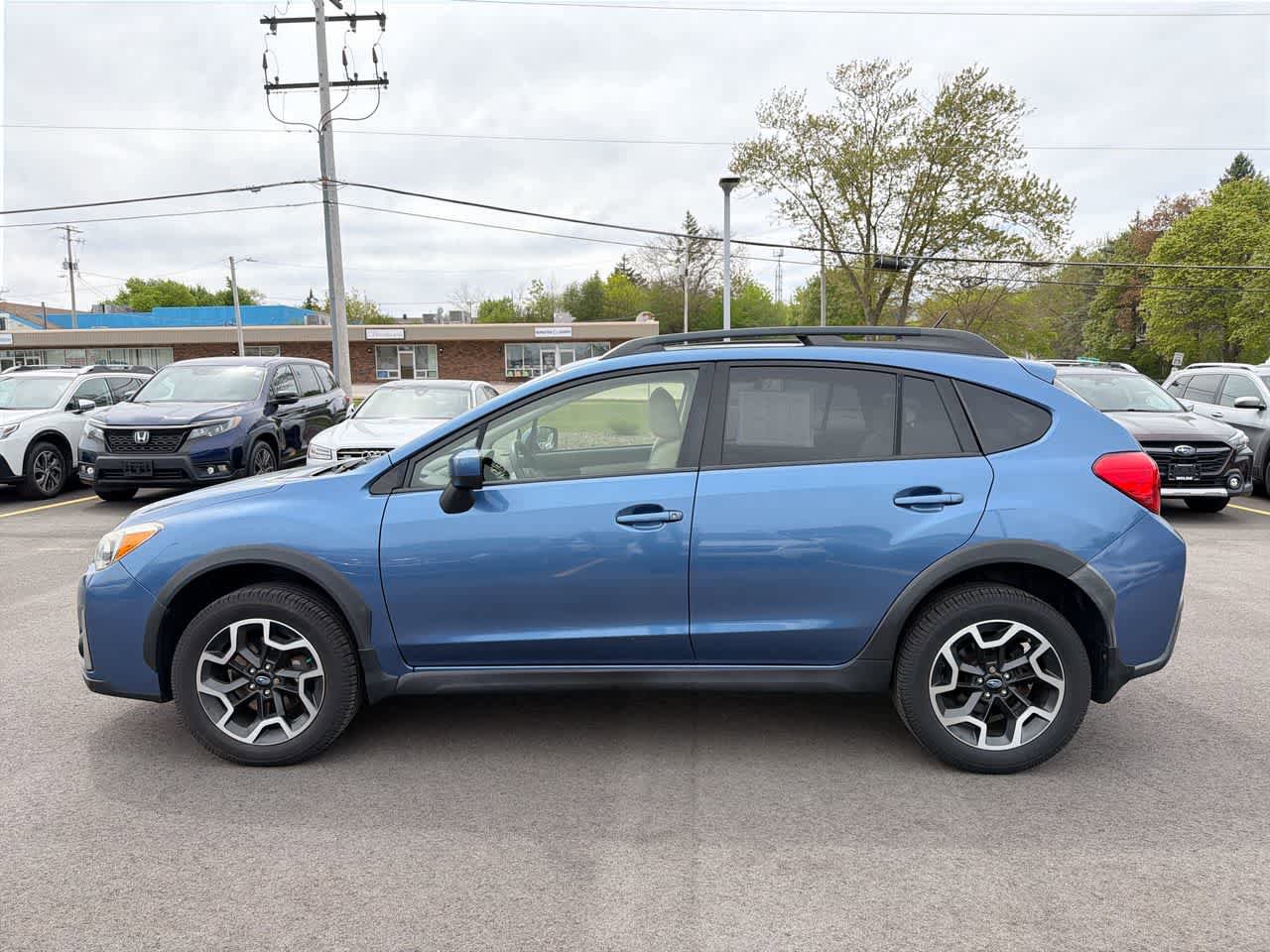 Used 2017 Subaru Crosstrek 2.0i Premium w/ Moonroof Package AWD/4WD image 10