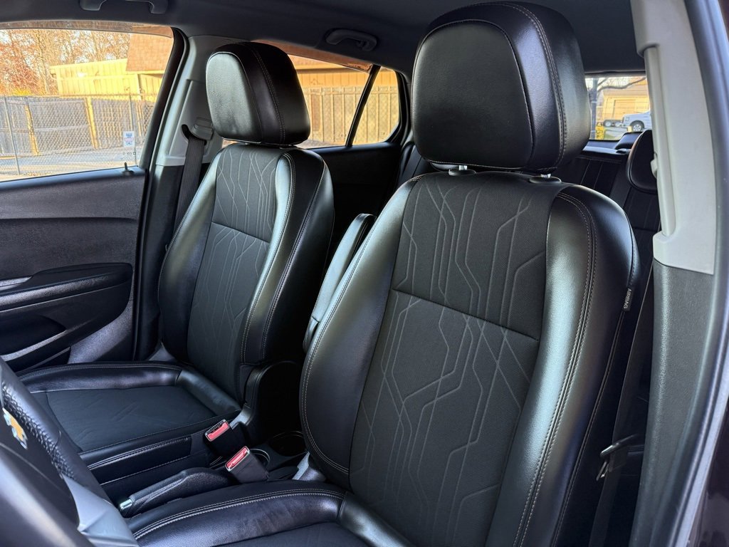 Used 2021 Chevrolet Trax LT w/ LT Convenience Package image 12