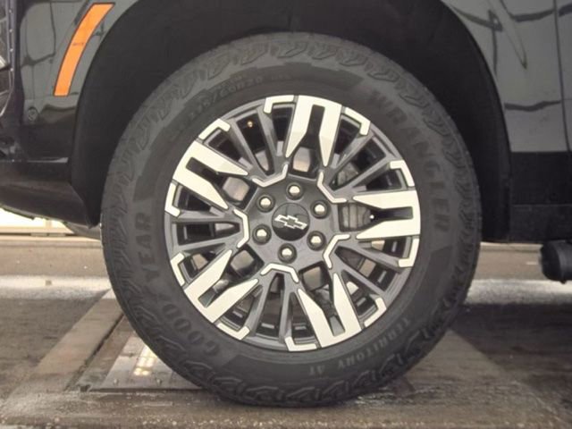 Used 2025 Chevrolet Suburban Z71 AWD/4WD image 21