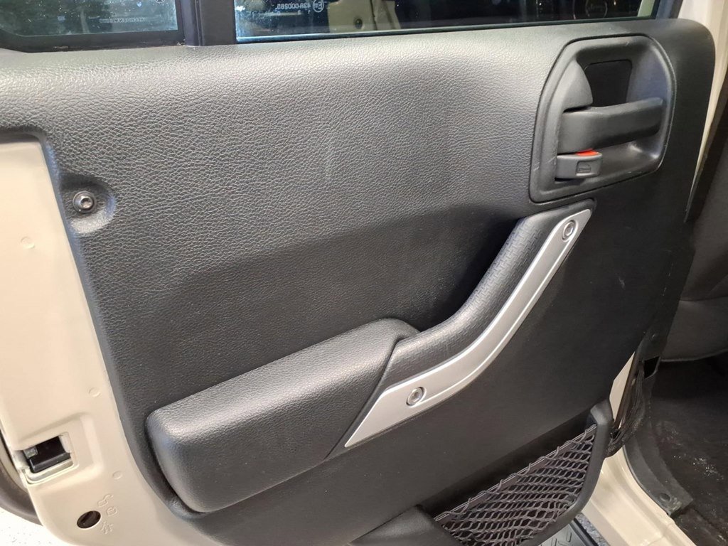 Used 2018 Jeep Wrangler Unlimited Sahara w/ Dual Top Group image 17