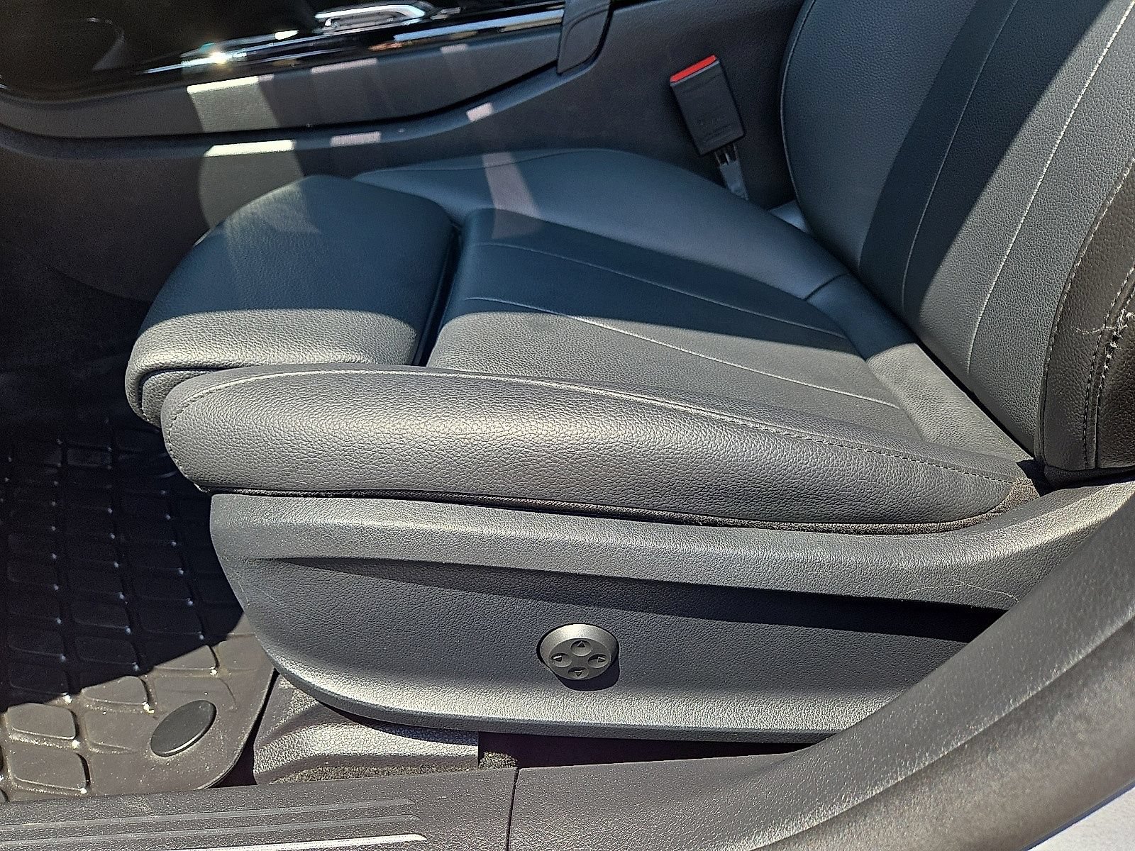 Used 2023 Mercedes-Benz CLA 250 4MATIC w/ Premium Package image 23
