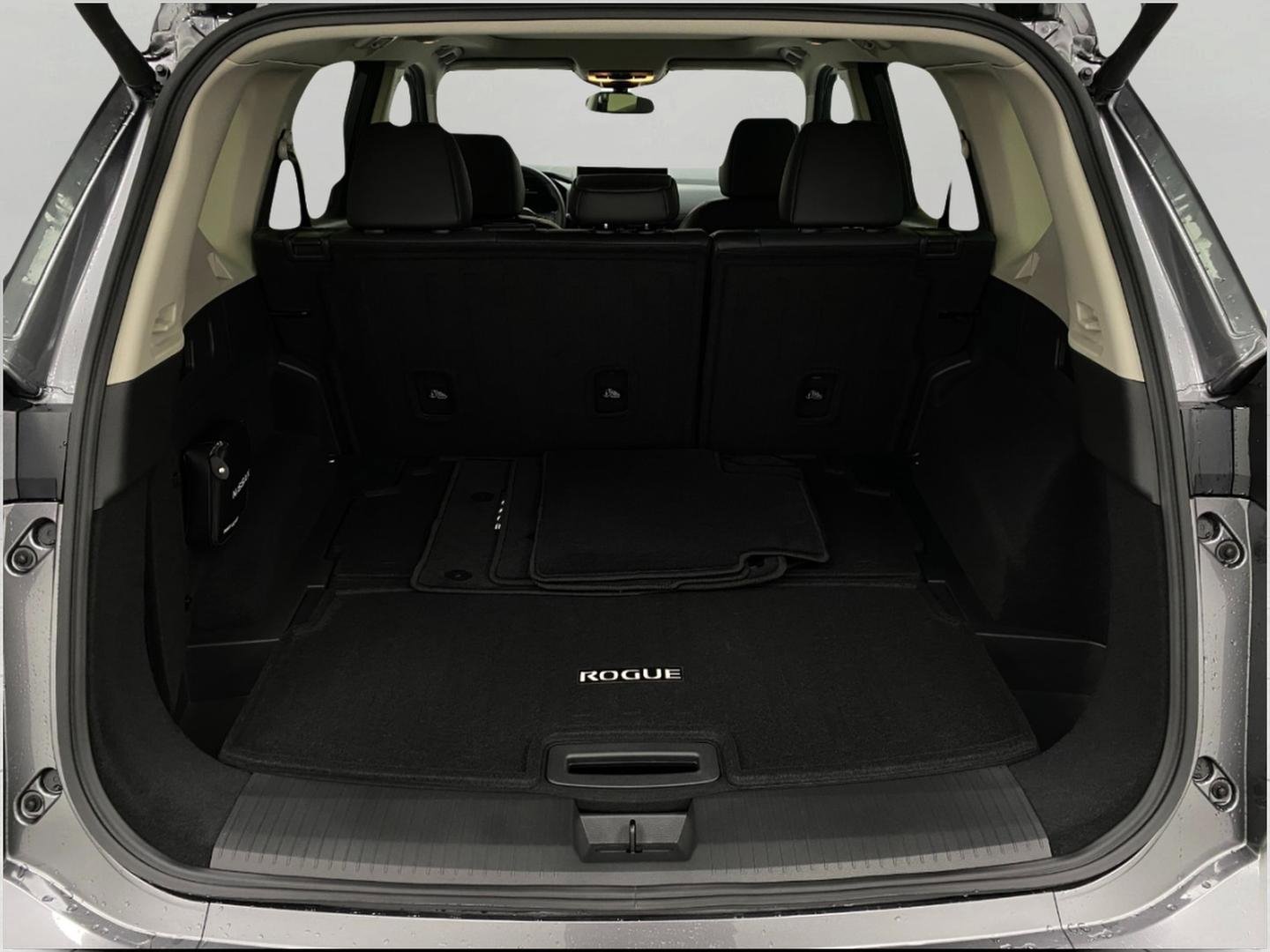 Used 2025 Nissan Rogue Platinum image 7