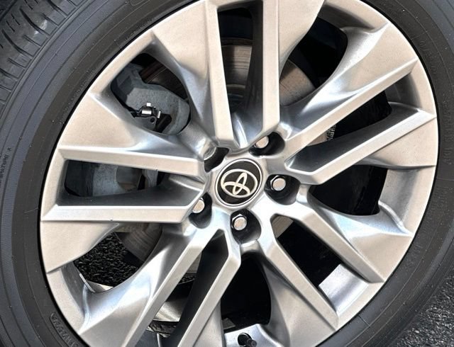 Used 2022 Toyota RAV4 XLE Premium AWD/4WD image 9