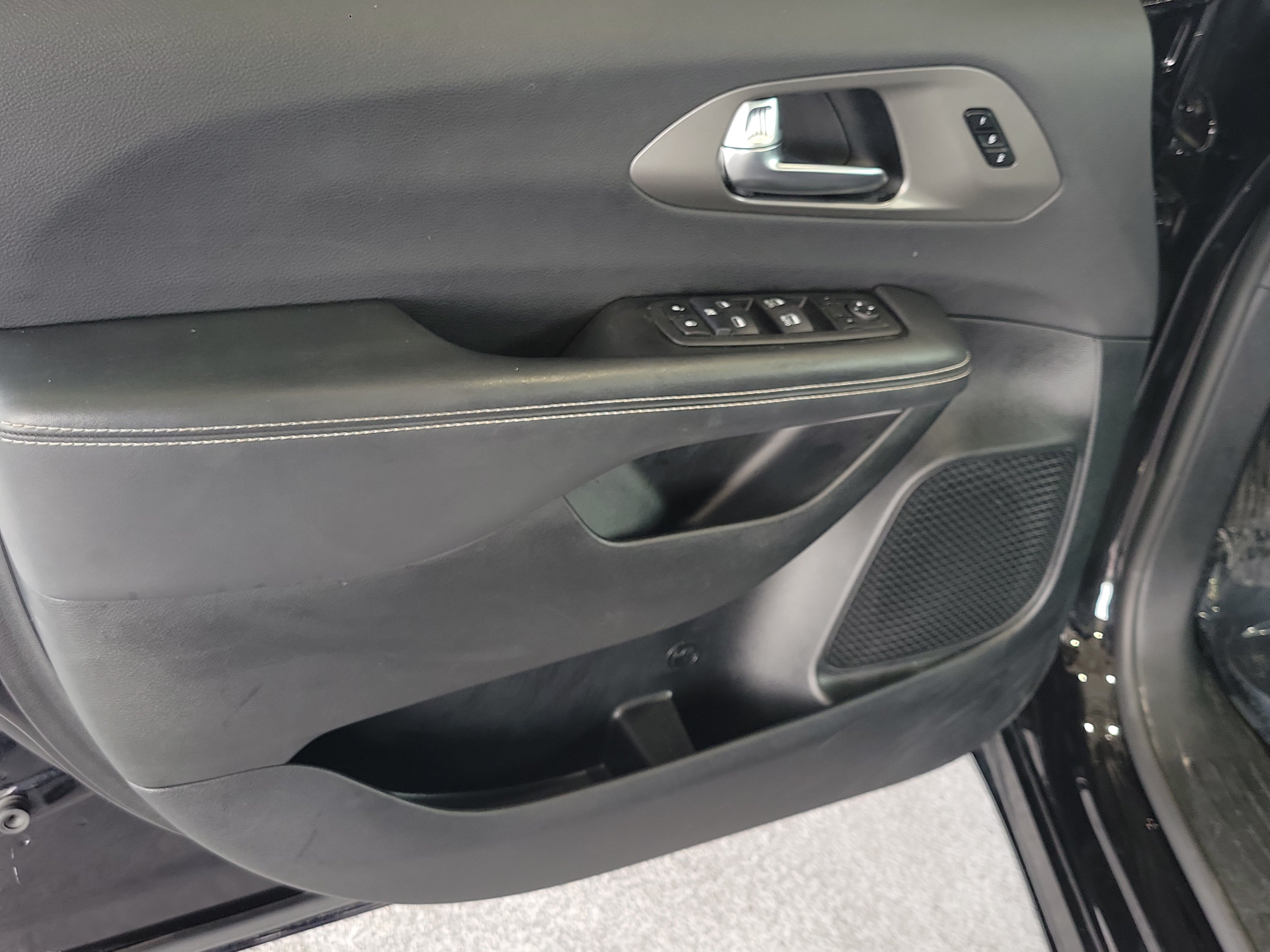 Certified 2025 Chrysler Pacifica Select FWD image 17