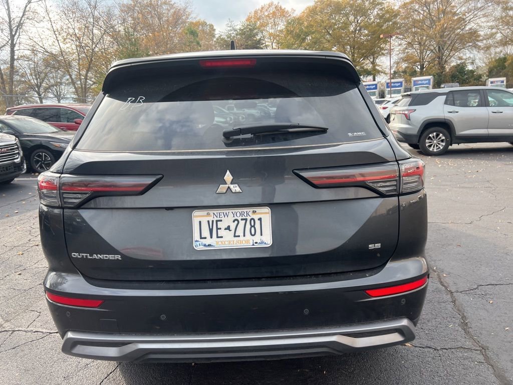 Used 2025 Mitsubishi Outlander SE image 12