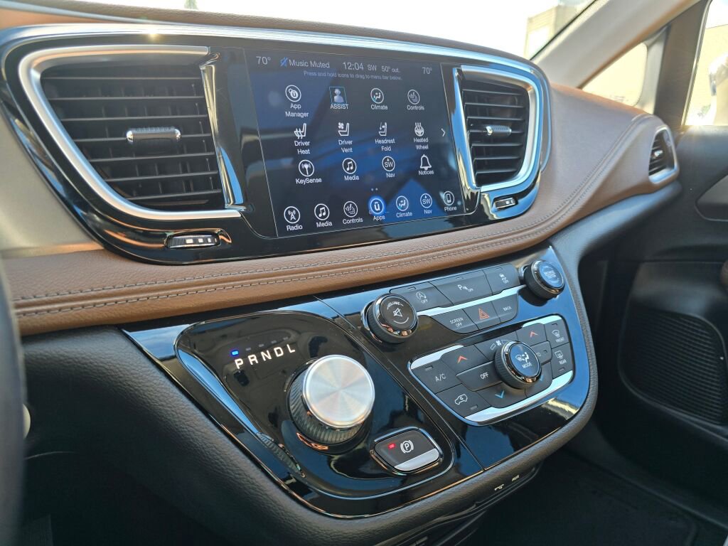 Used 2017 Chrysler Pacifica Limited image 28