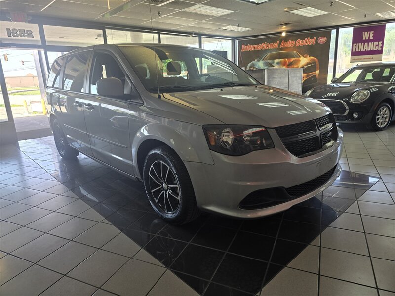 Used 2017 Dodge Grand Caravan SE FWD image 3