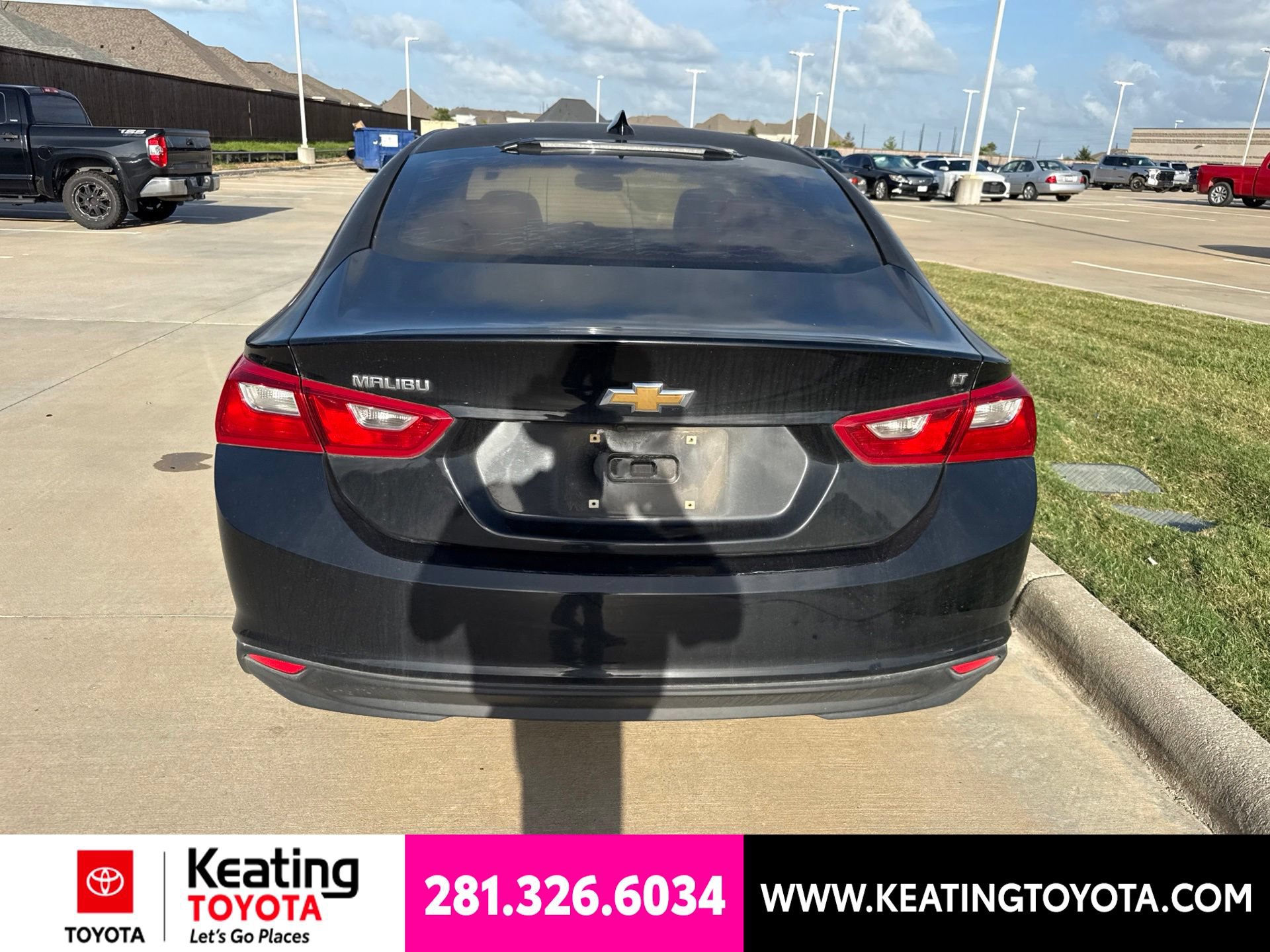Used 2017 Chevrolet Malibu LT w/ Leather Package FWD image 6