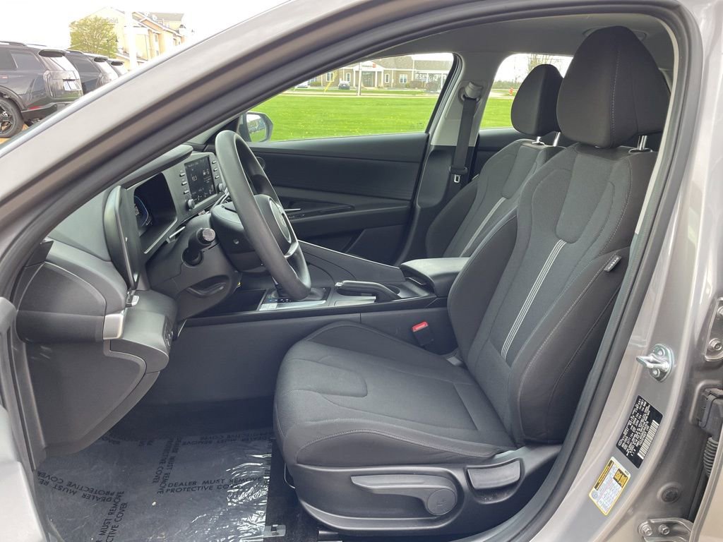Used 2025 Hyundai Elantra SE FWD image 8