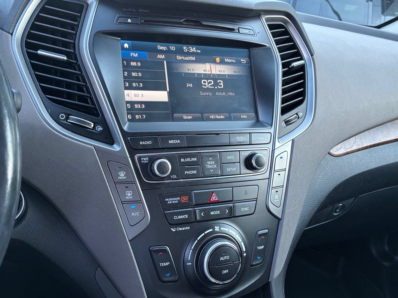 Used 2017 Hyundai Santa Fe Limited FWD image 23