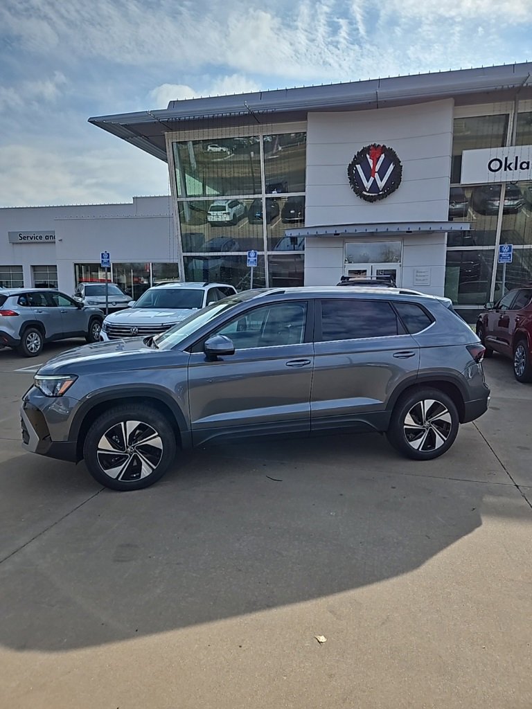 New 2026 Volkswagen Taos SE image 8