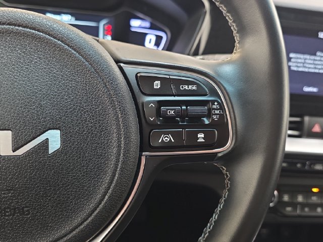 Used 2022 Kia Niro Touring Special Edition FWD image 17