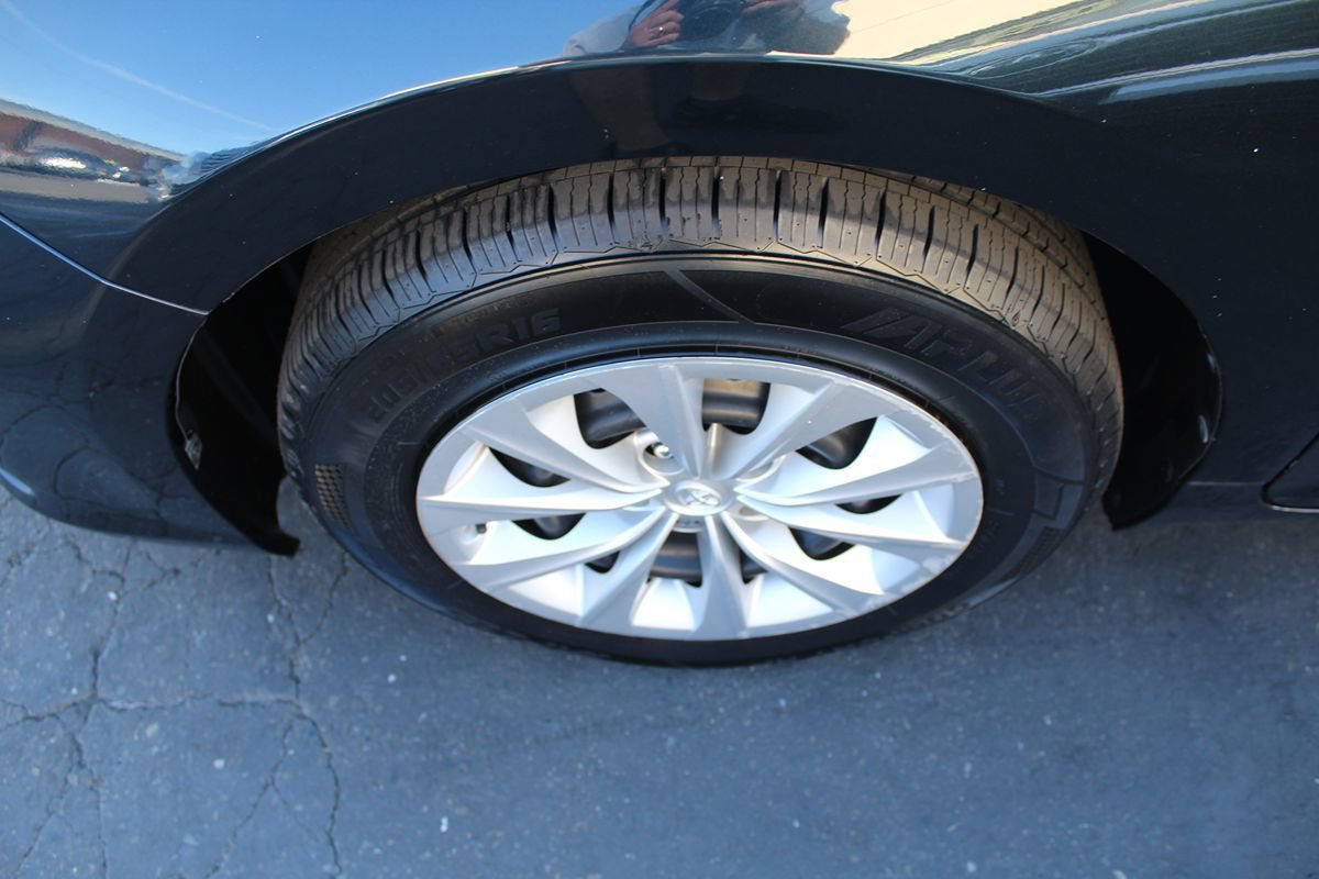 Used 2015 Toyota Camry LE FWD image 11