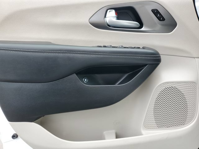 Used 2024 Chrysler Pacifica Limited FWD image 26