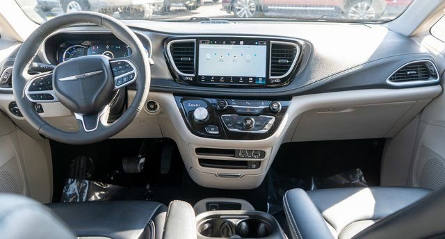 Used 2023 Chrysler Pacifica Touring-L w/ Uconnect Theater Family Group image 18