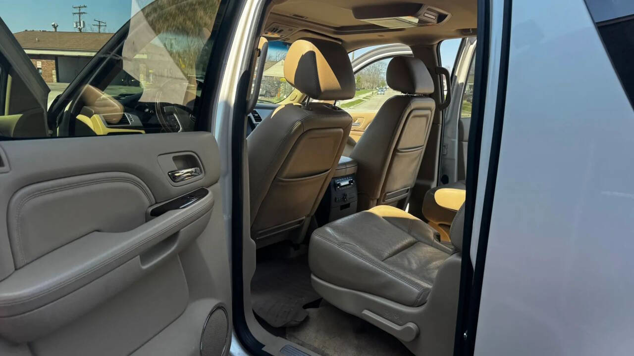 Used 2011 Cadillac Escalade ESV Luxury AWD/4WD image 20