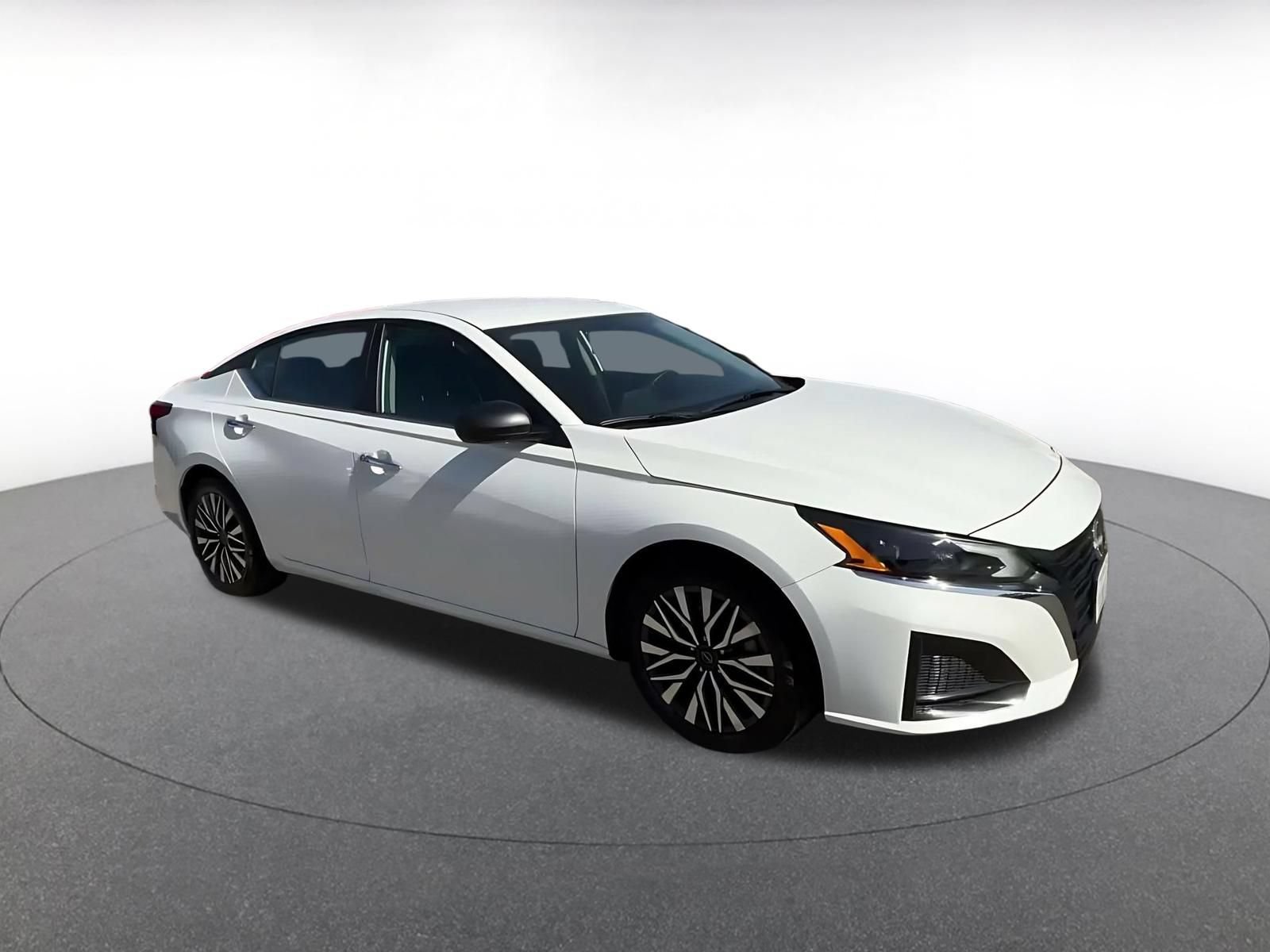Used 2025 Nissan Altima 2.5 SV FWD image 2