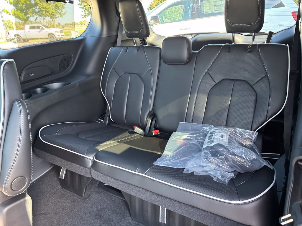 New 2027 Chrysler Pacifica Limited w/ Family Tech Group FWD image 19