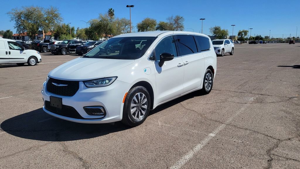 Used 2024 Chrysler Pacifica Select image 4