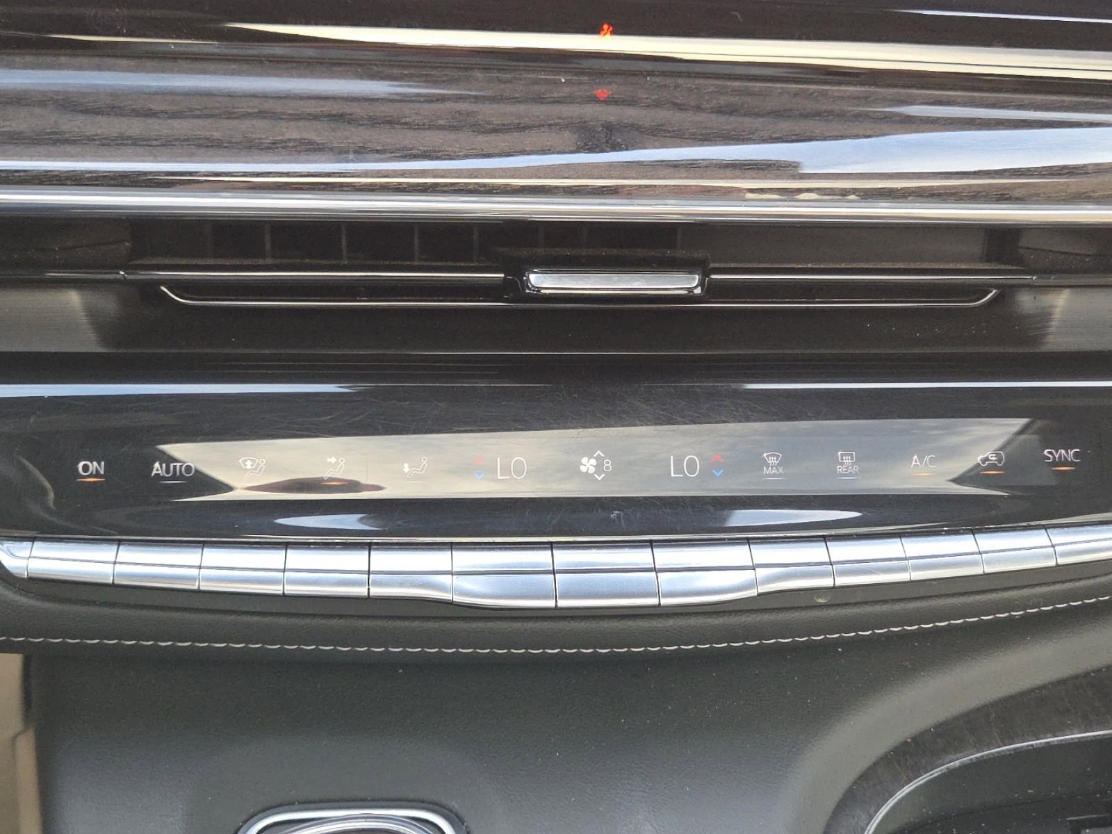 Used 2022 Cadillac Escalade Premium Luxury RWD image 32
