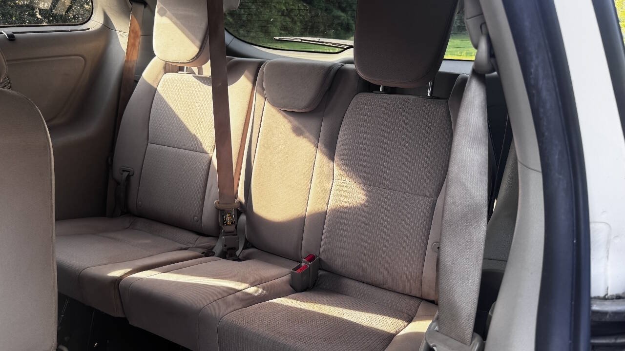 Used 2016 Kia Sedona LX w/ Option Group 020 FWD image 11