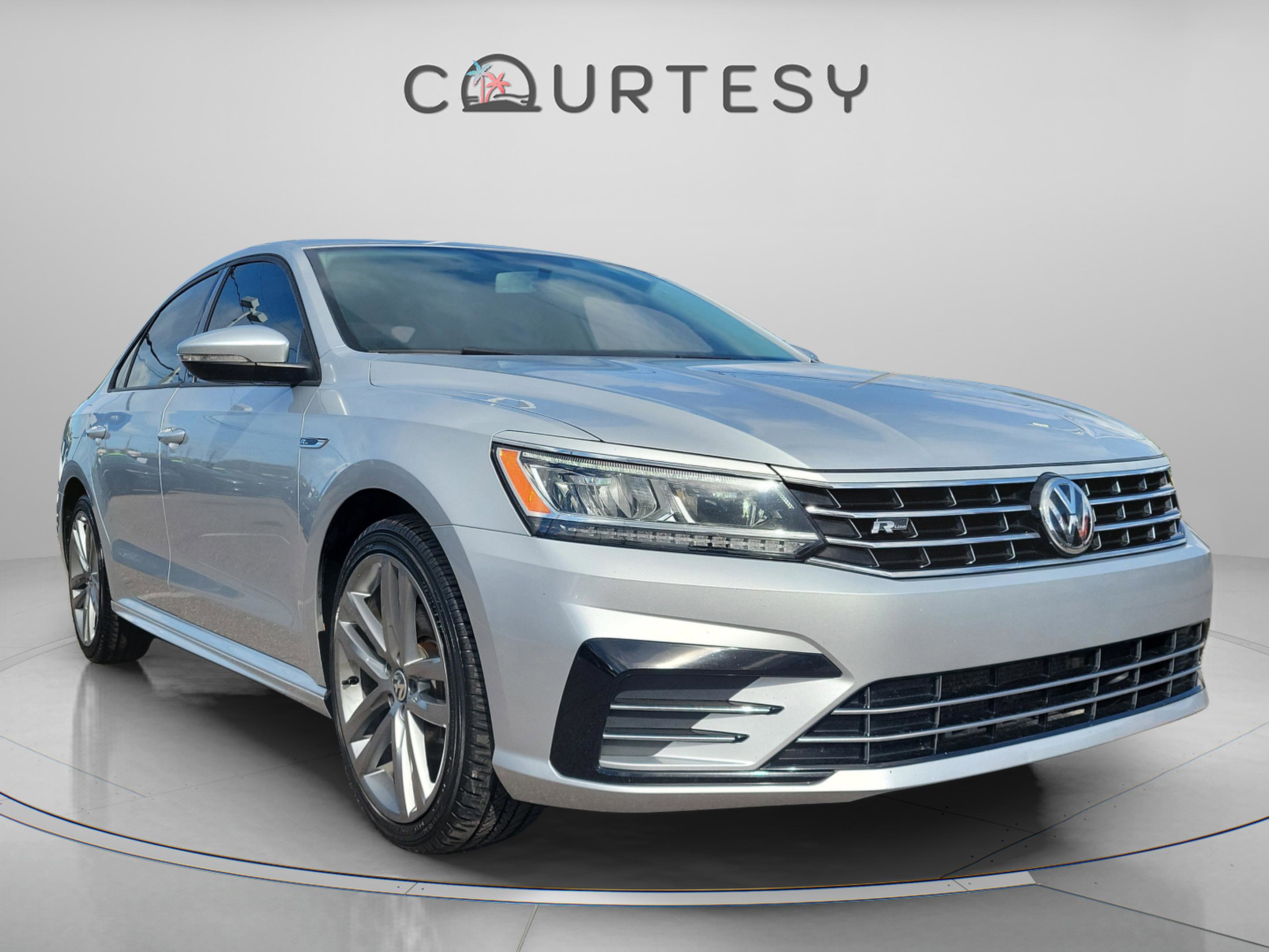 Used 2018 Volkswagen Passat 2.0T R-Line w/ R-Line Lighting Package image 4