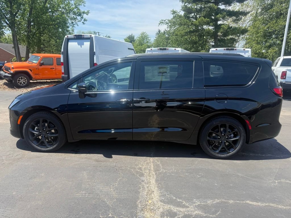 New 2027 Chrysler Pacifica Limited w/ Family Tech Group FWD image 7