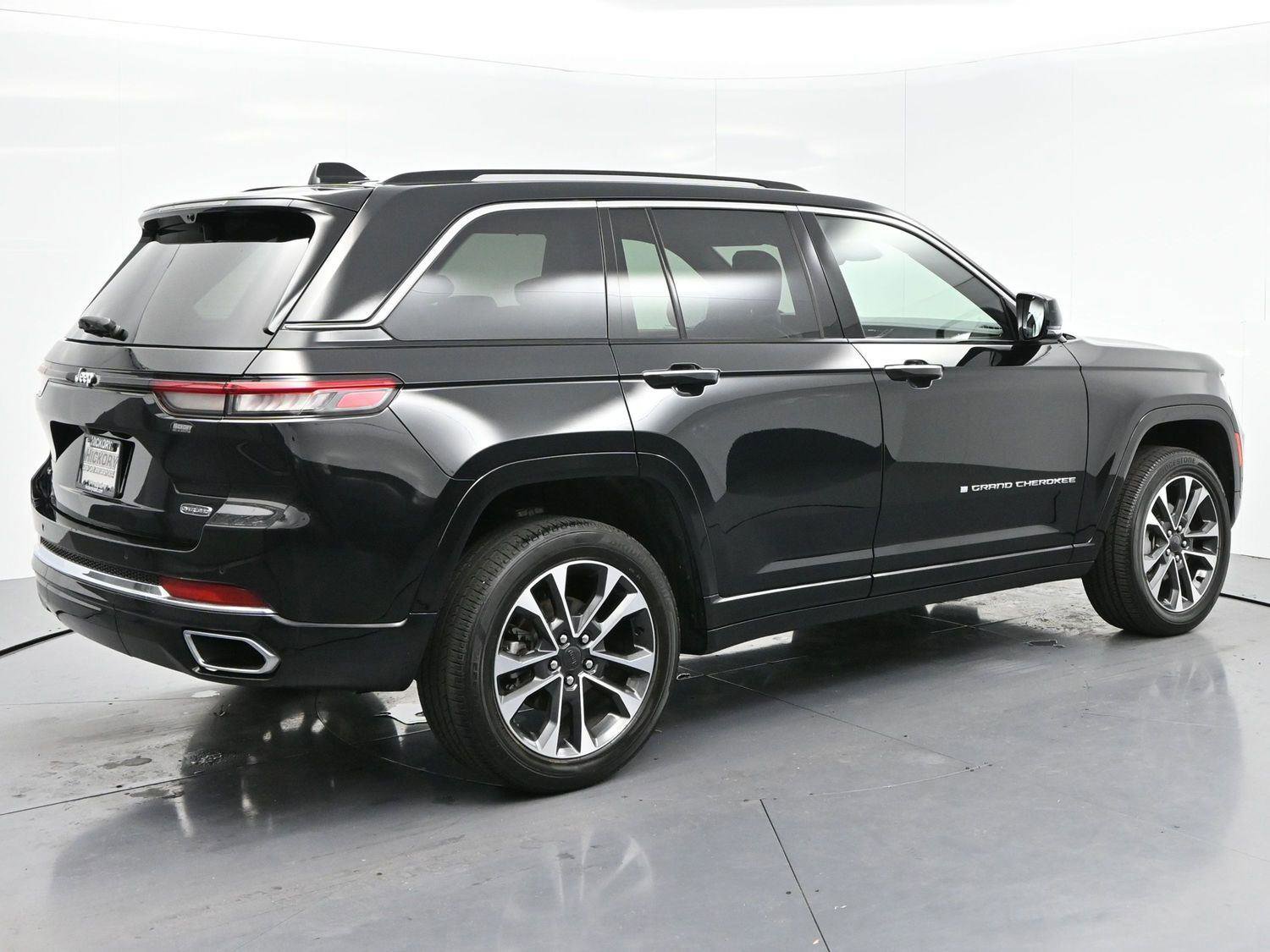 Used 2023 Jeep Grand Cherokee Overland w/ Luxury Tech Group IV AWD/4WD image 7
