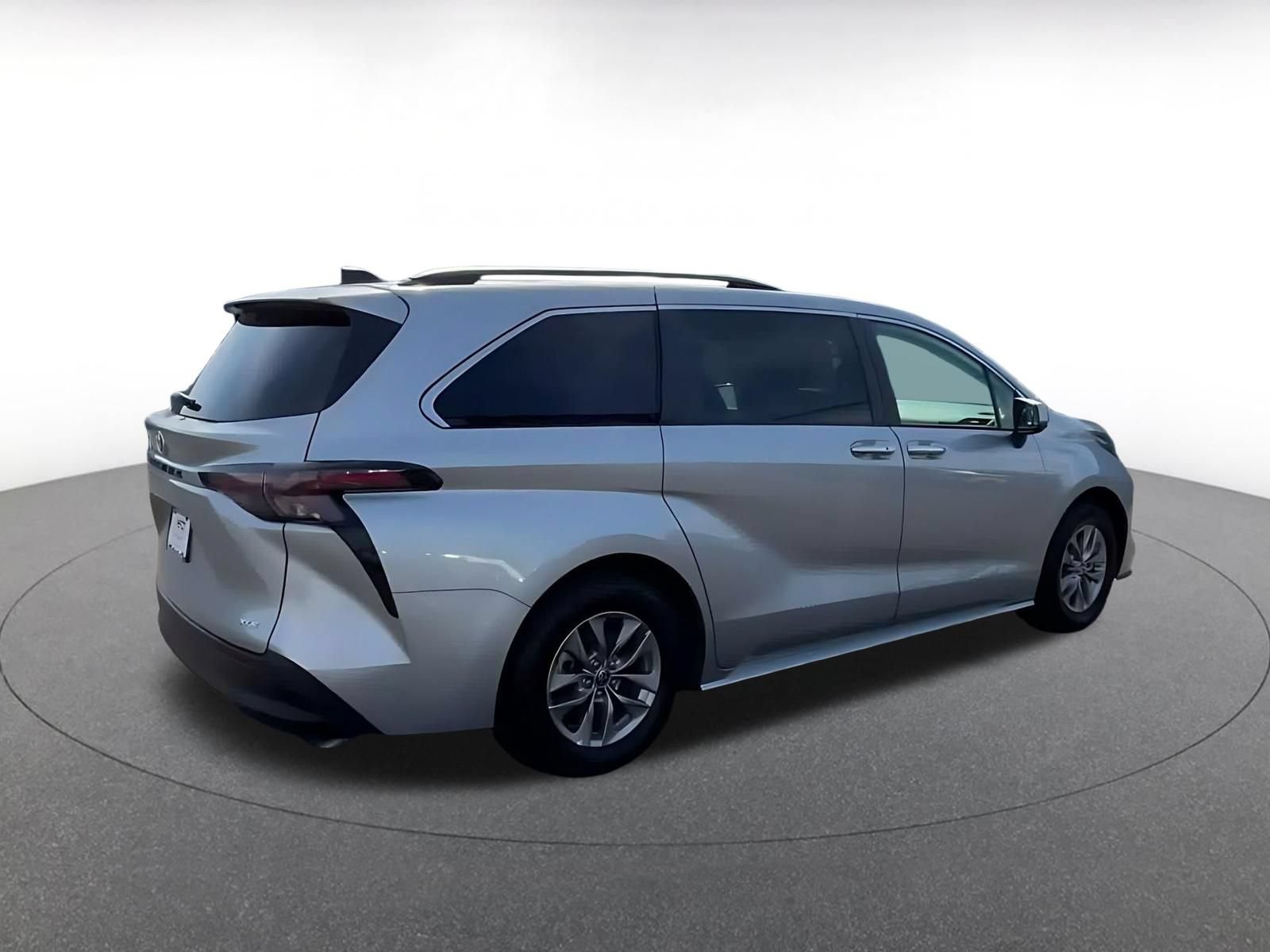 Used 2025 Toyota Sienna XLE FWD image 13