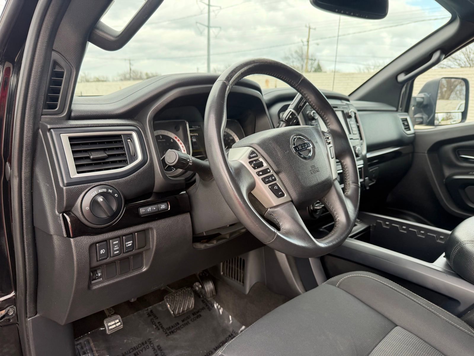 Used 2018 Nissan Titan SV w/ SV Convenience Package AWD/4WD image 16
