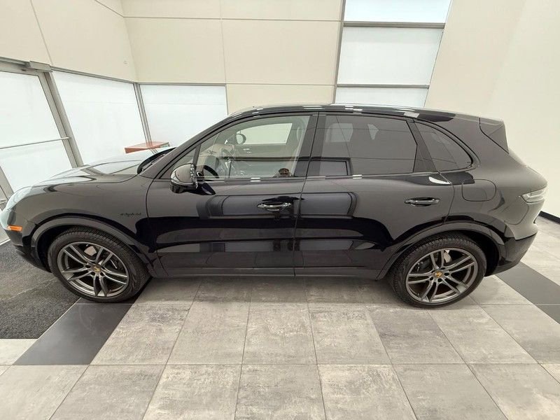 Certified 2021 Porsche Cayenne E-Hybrid AWD/4WD image 2