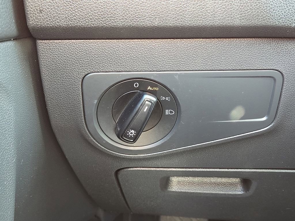 Used 2020 Volkswagen Tiguan S image 24