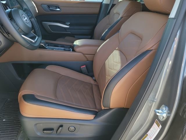 Used 2025 Nissan Pathfinder Platinum w/ Cargo Package image 6