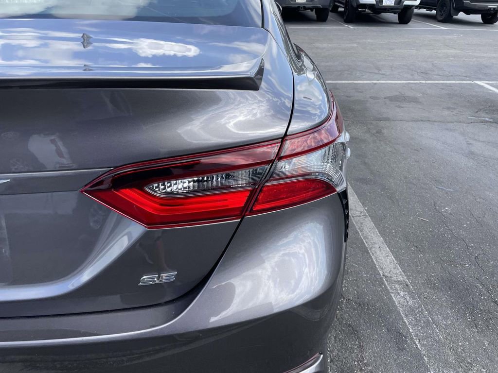Used 2021 Toyota Camry SE image 18