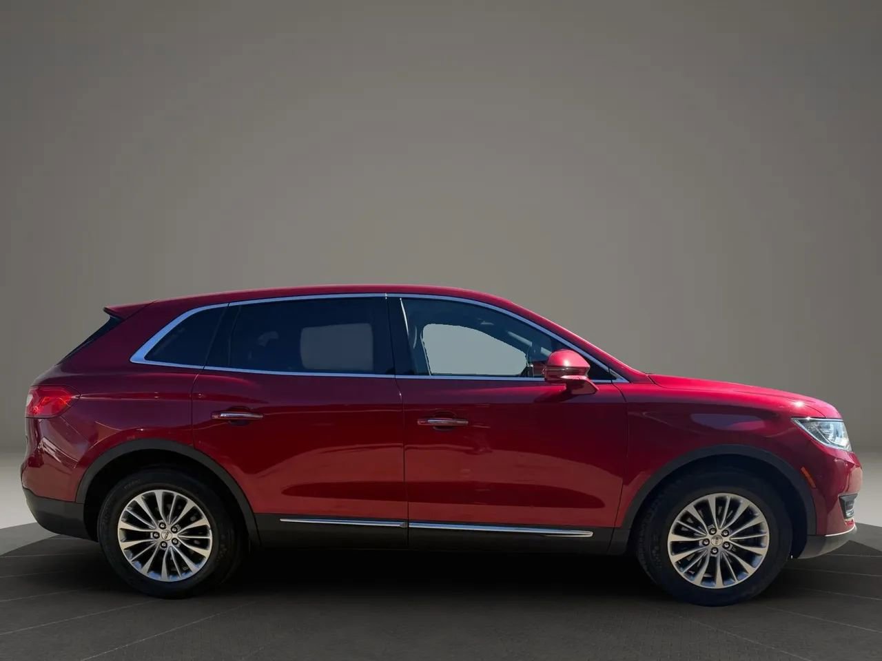 Used 2016 Lincoln MKX Select w/ Select Plus Package image 4